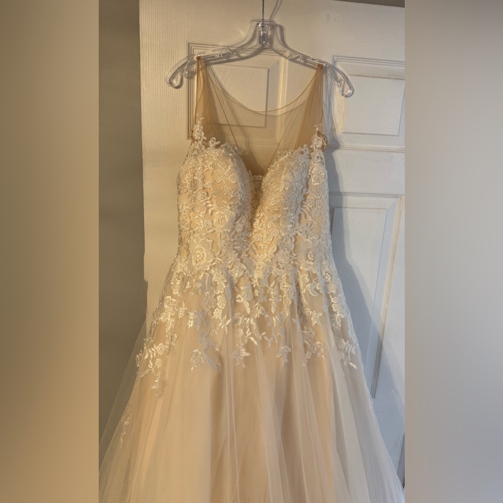 Elegant White Lace Wedding Dress
